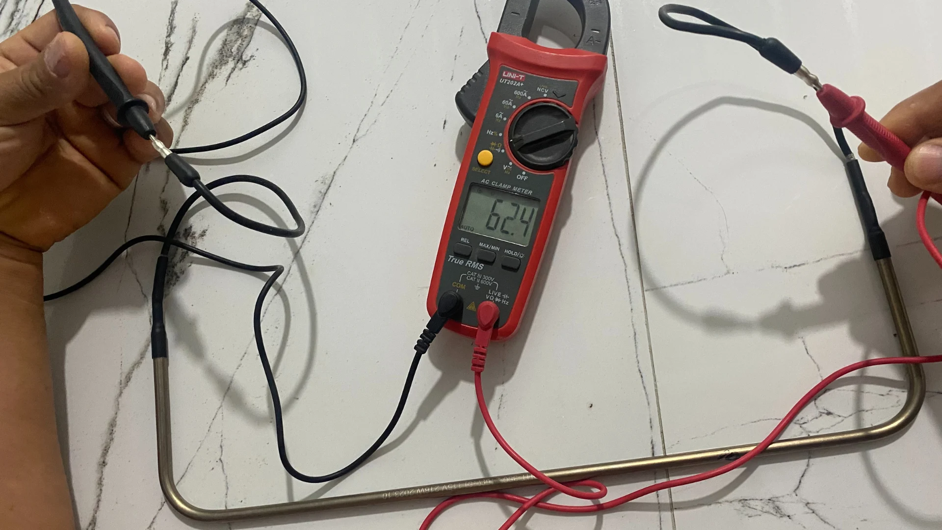 Multímetro midiendo resistencia de deshielo en nevera doméstica