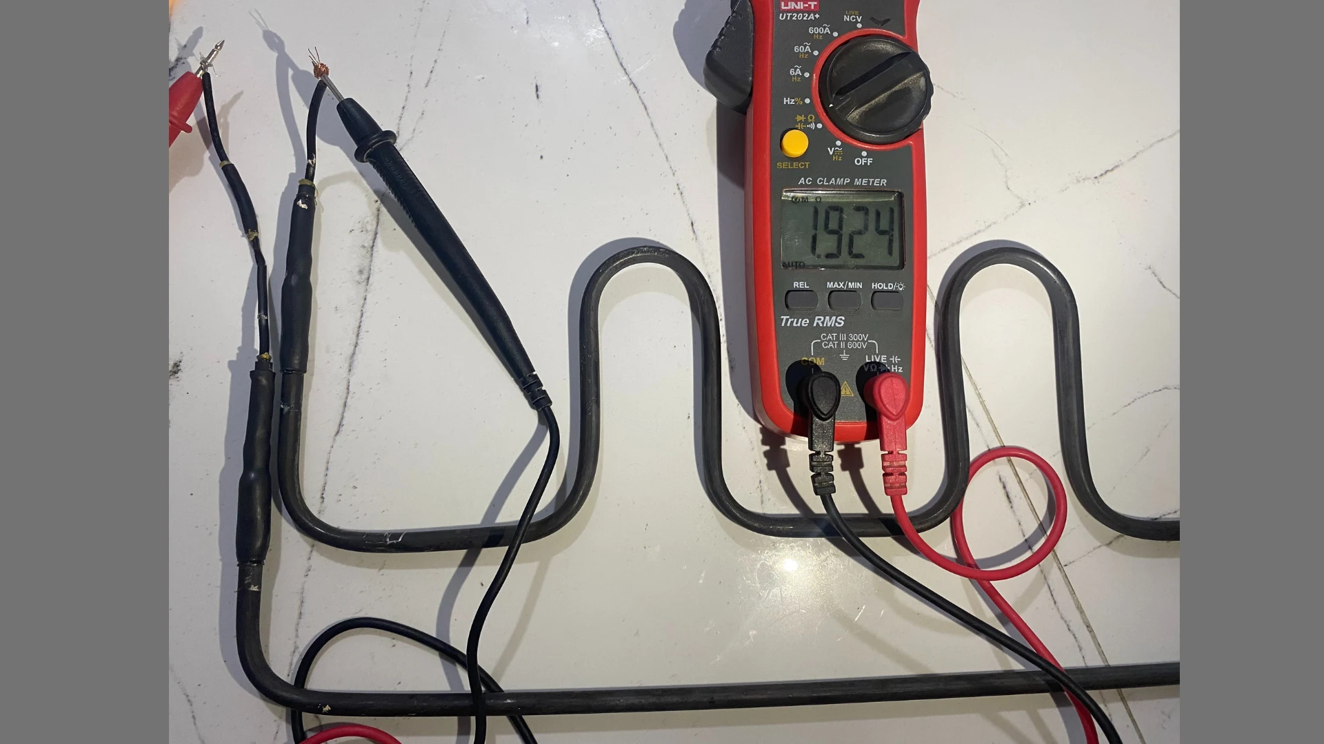 Multímetro mostrando resistencia de deshielo dañada en refrigerador (0.1 ohm)